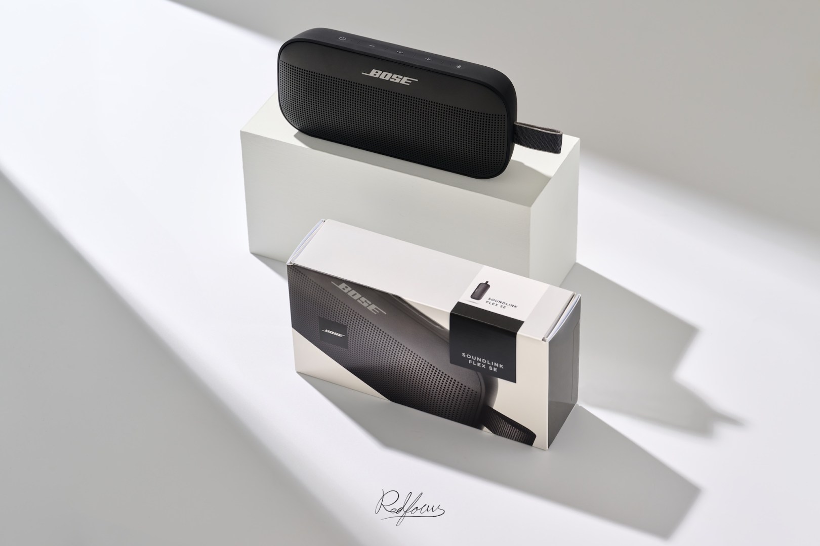 台南專業商品攝影 商品白底形象照|台南專業商業攝影
我們在台南東區有自己的商業攝影棚,中小型產品都能完整處理,大型產品亦有合作場地能協助拍攝。
我們擅長透過高質感光影營造,讓產品線條更顯俐落,使您的產品與品牌脫穎而出。 從產品白底到品牌情境,我們將為您打造專屬的視覺故事。
除「產品攝影」外,我們也擅長「空間攝影」,能精準拍攝設計師想呈現的設計理念,並能柔和專業燈光與自然光,使商業空間完美呈現在客戶眼前。