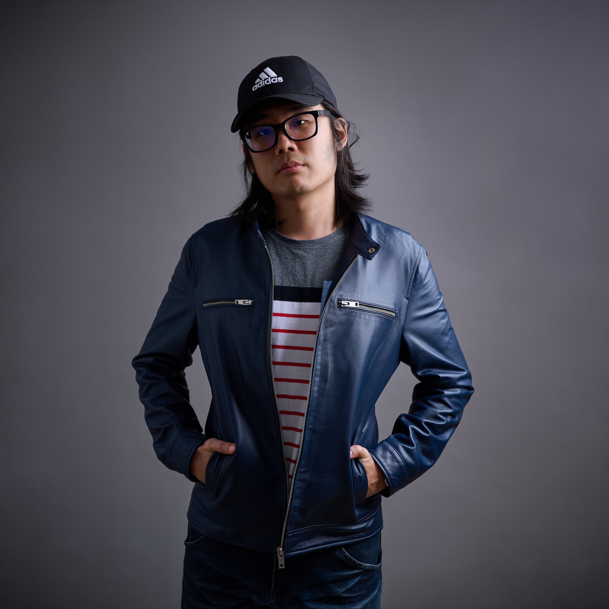 台南形象照推薦：男性皮衣潮流形象攝影，專業打光展現深灰色背景質感，適合個人品牌、藝術家與社群頭像。