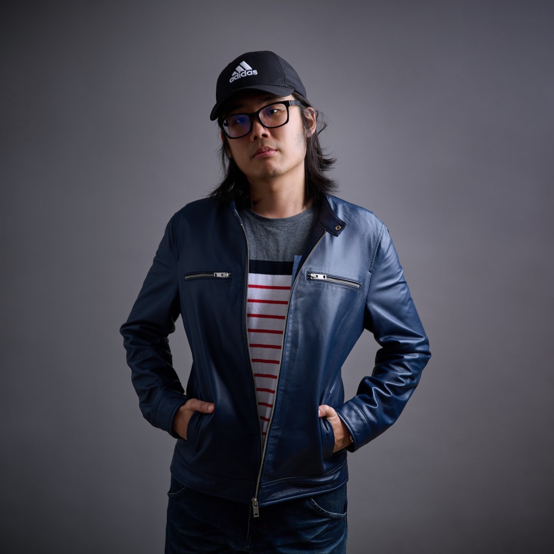 台南形象照推薦：男性皮衣潮流形象攝影，專業打光展現深灰色背景質感，適合個人品牌、藝術家與社群頭像。