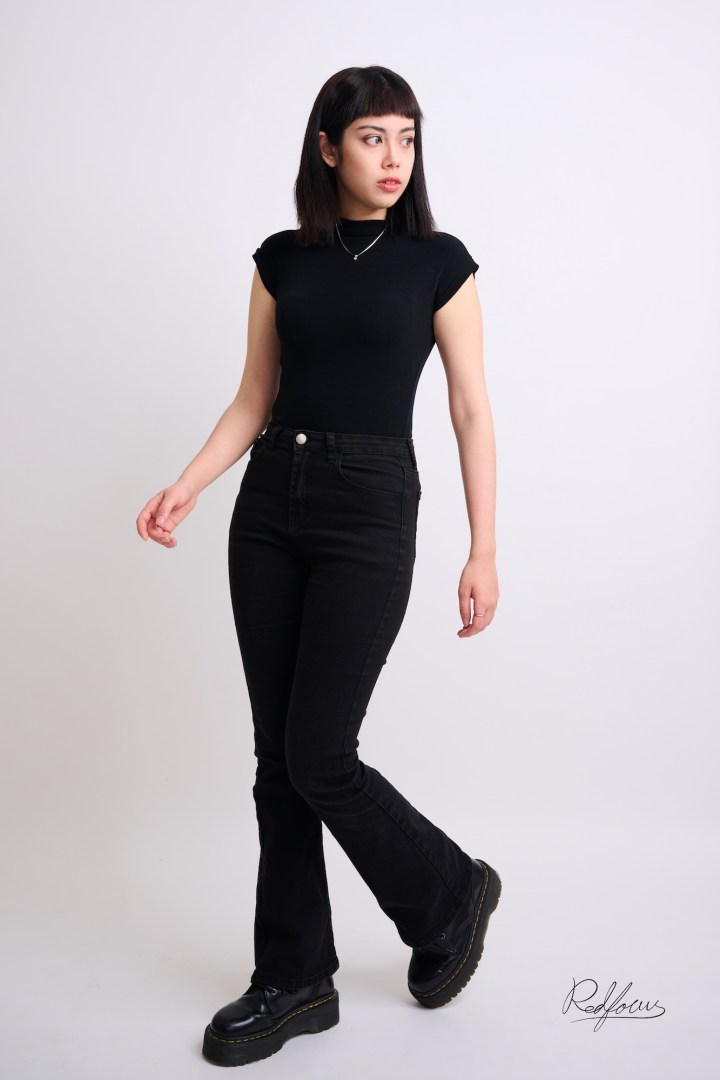 台南形象照推薦：專業模特兒作品集（Model Card）。模特兒身穿全黑高領短袖與修身長褲，以具節奏感的步態展現俐落的身形比例與深邃眼神。適合模特兒經紀公司、服裝品牌宣傳及個性肖像攝影。