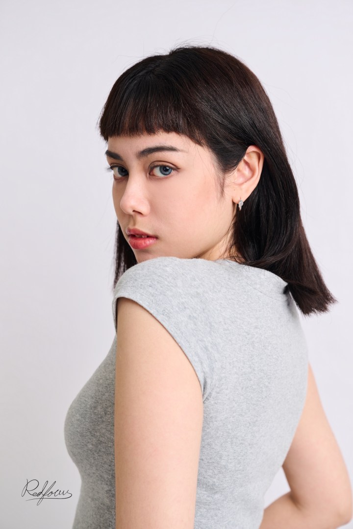 台南個性形象照推薦：時尚冷艷風格女性回眸肖像。俐落短髮搭配灰色合身背心，展現深邃眼神與精緻側臉輪廓，適合藝人宣傳、模特兒卡（Comp Card）與社群視覺經營。