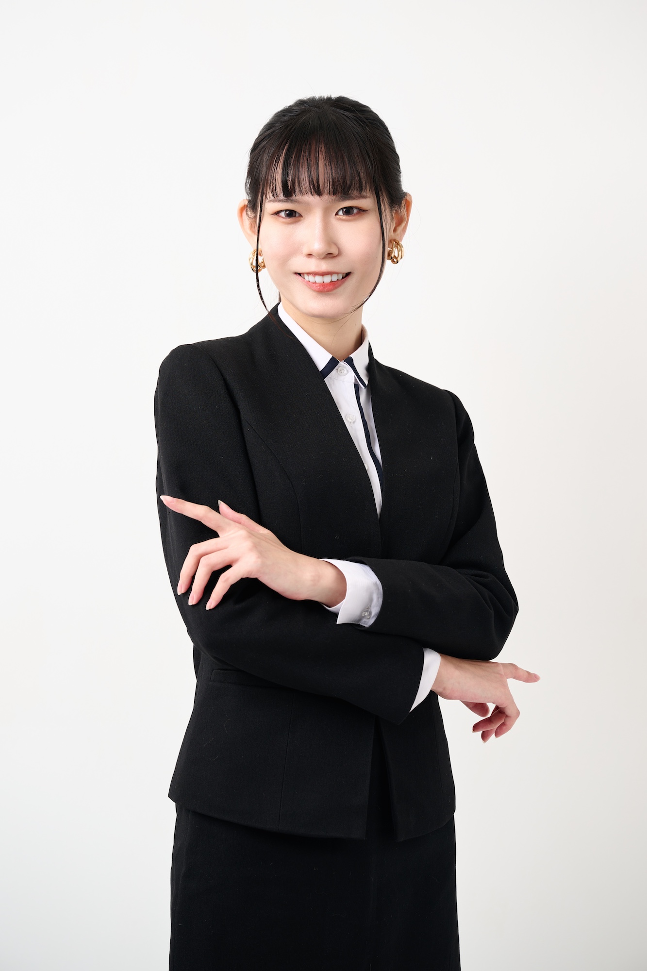 台南形象寫真推薦：女性身穿俐落深色西裝展現自信專業微笑。乾淨純白背景突顯職人氣場，適合商務個人品牌、講師簡介及 LinkedIn 專業頭像使用。