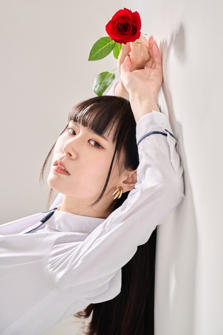 台南形象寫真：女性執玫瑰輕靠牆面展現時尚美感，構圖大膽且具備藝術張力。適合個人品牌核心視覺、時尚美妝專欄或強調質感的生活風格頁面。