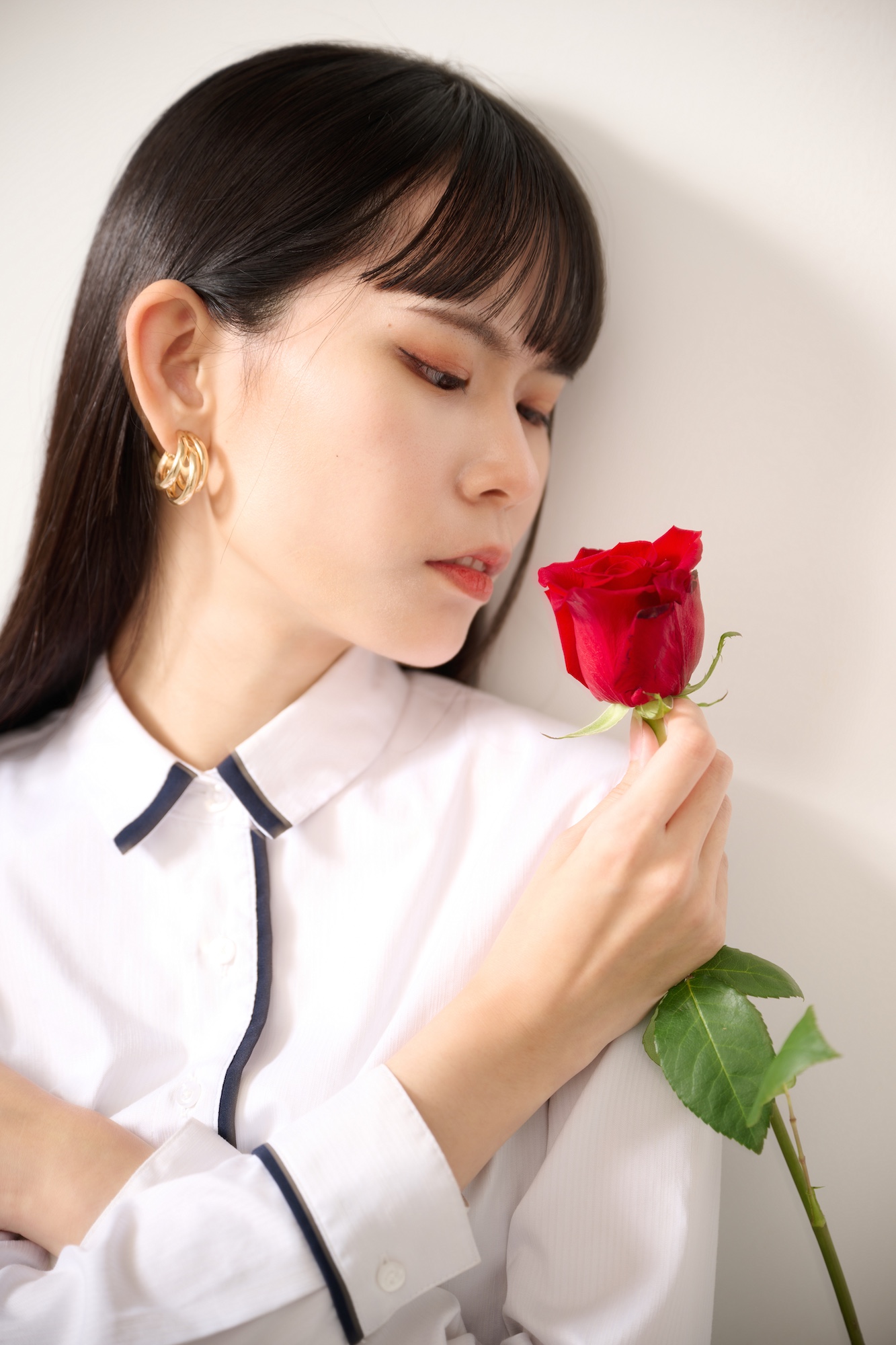 台南形象寫真推薦：知性女性手持紅玫瑰的藝術肖像，展現細膩情感與生活美學氣質。適合個人品牌形象建立、美妝美學部落格封面及社群媒體風格宣傳。