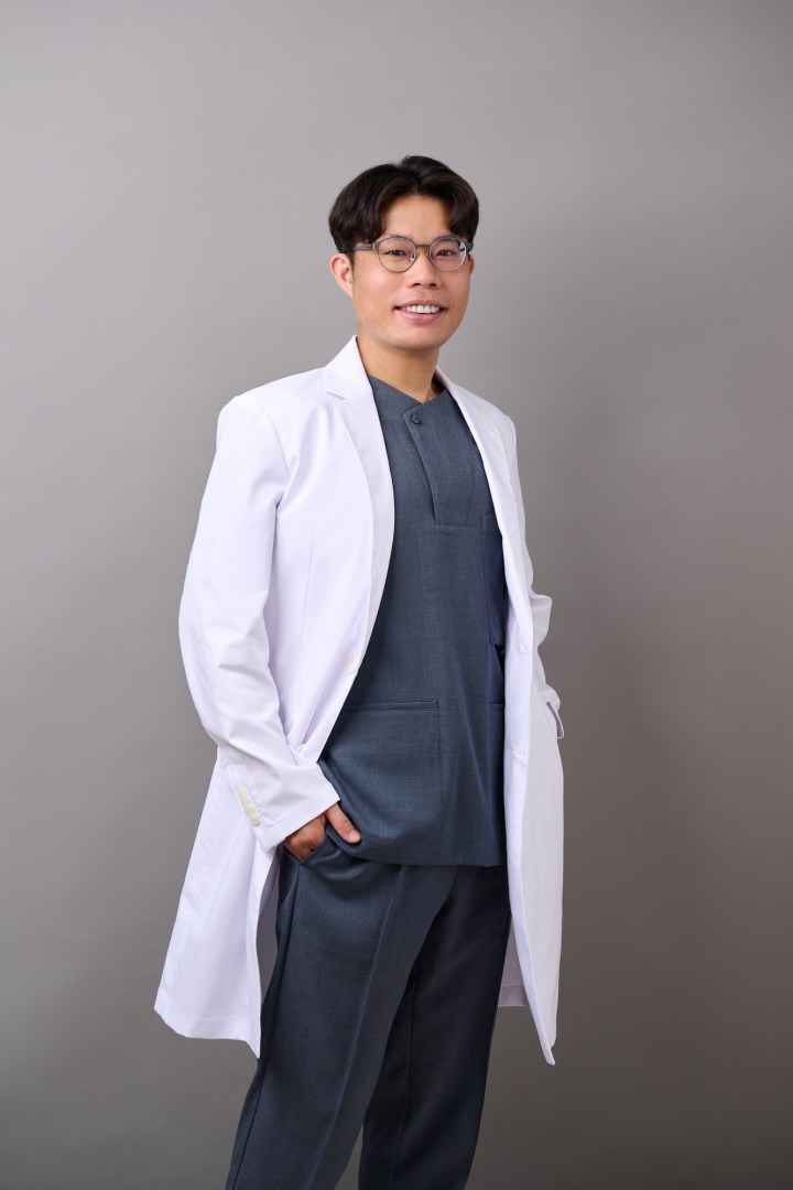 台南醫師形象照推薦：專業醫師身穿白袍與刷手服，展現親切微笑與醫學專業氣場。適合診所官網醫師介紹、個人品牌與醫療講座宣傳。