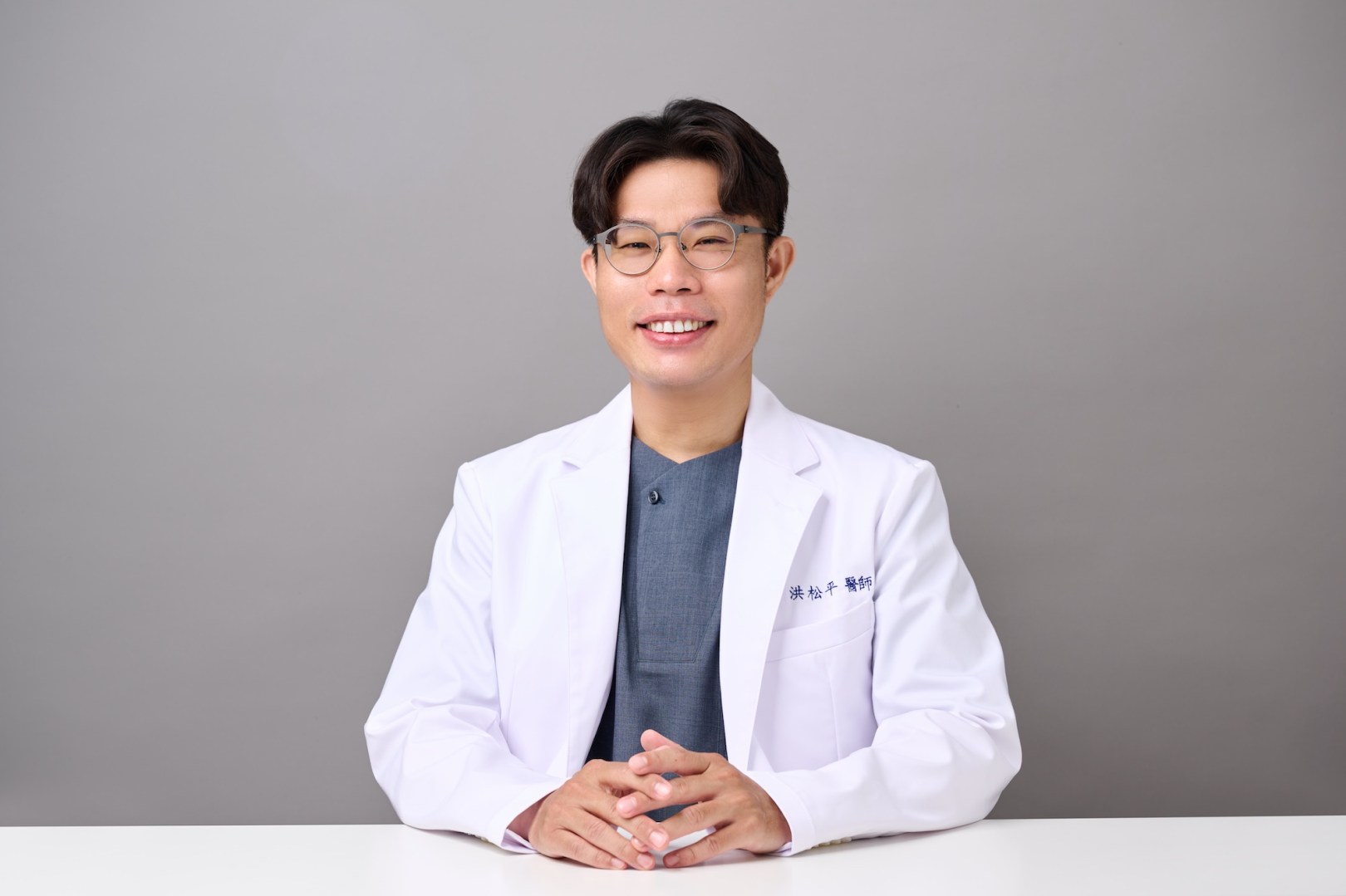 台南形象照推薦：蒔見中醫醫師專業正面形象攝影。透過沈穩的坐姿與親切笑容，展現現代中醫師知性與專業並蓄的形象，適合診所品牌官網與醫師專欄使用。