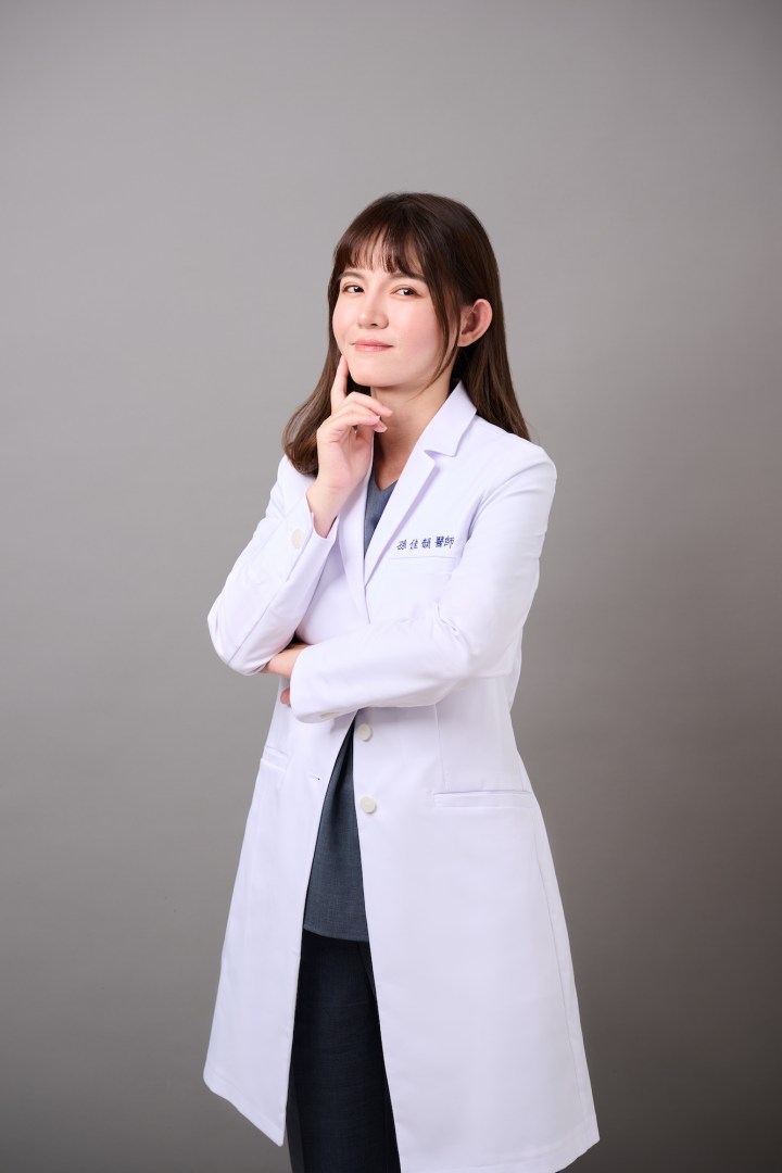 台南女性中醫師形象照推薦：蒔見中醫醫師肖像。展現知性、睿智且具親和力的專業神韻，適合診所官網醫師團隊介紹、醫學講座海報與個人品牌經營。