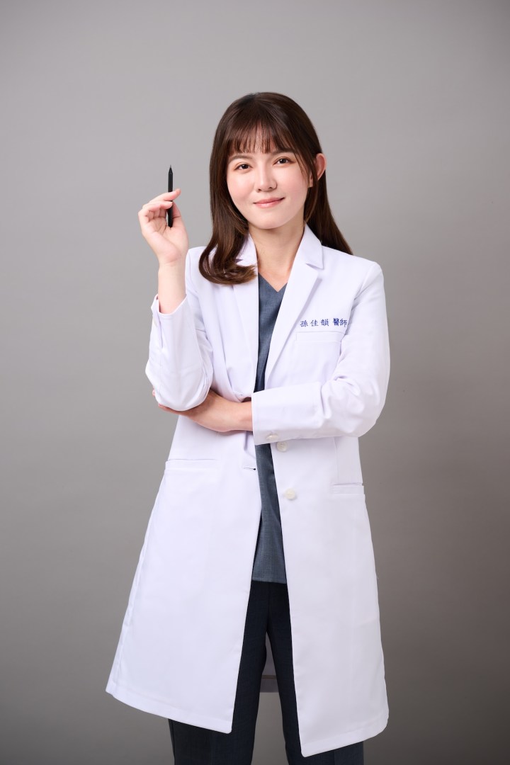 台南形象照推薦：蒔見中醫女性醫師形象肖像。醫師手持鋼筆展現專業且具親和力的神韻，適合診所團隊介紹、醫療專欄頭像與個人品牌宣傳。