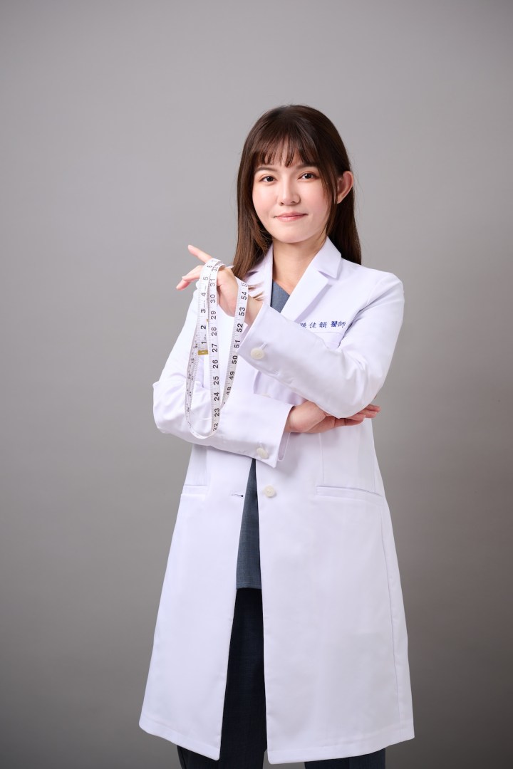 台南中醫師形象照推薦：蒔見中醫醫師展示量尺，象徵醫療過程中的數據精準度與個人化健康管理。適合診所團隊介紹、衛教宣傳與專業形象規劃。