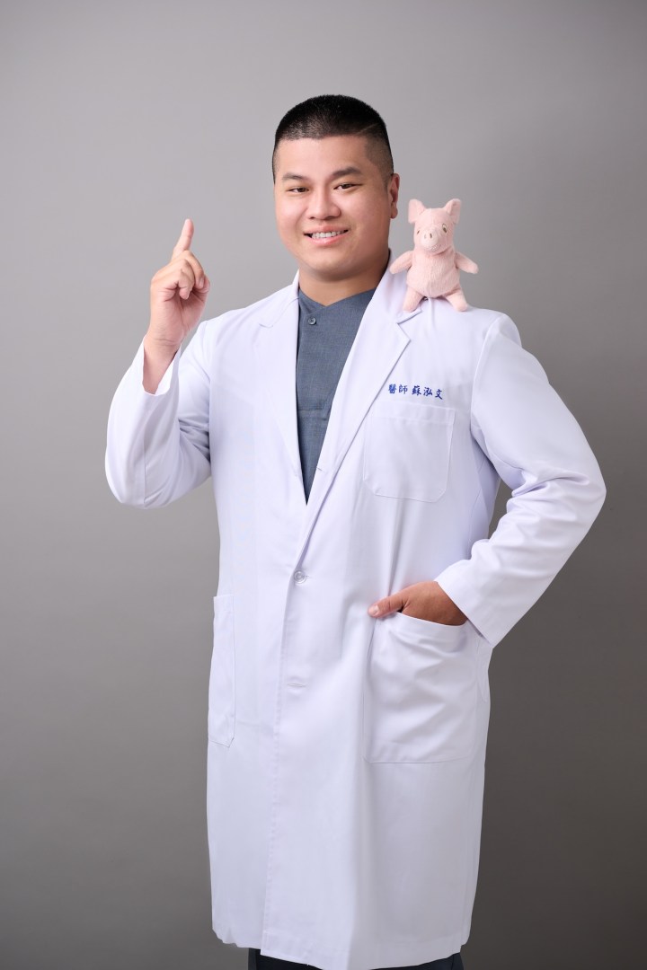台南中醫師形象照推薦：蒔見中醫醫師以親切笑容與可愛公仔互動，展現溫暖、活潑且具親和力的診療形象。適合兒科門診介紹、衛教宣傳與社群互動圖文。