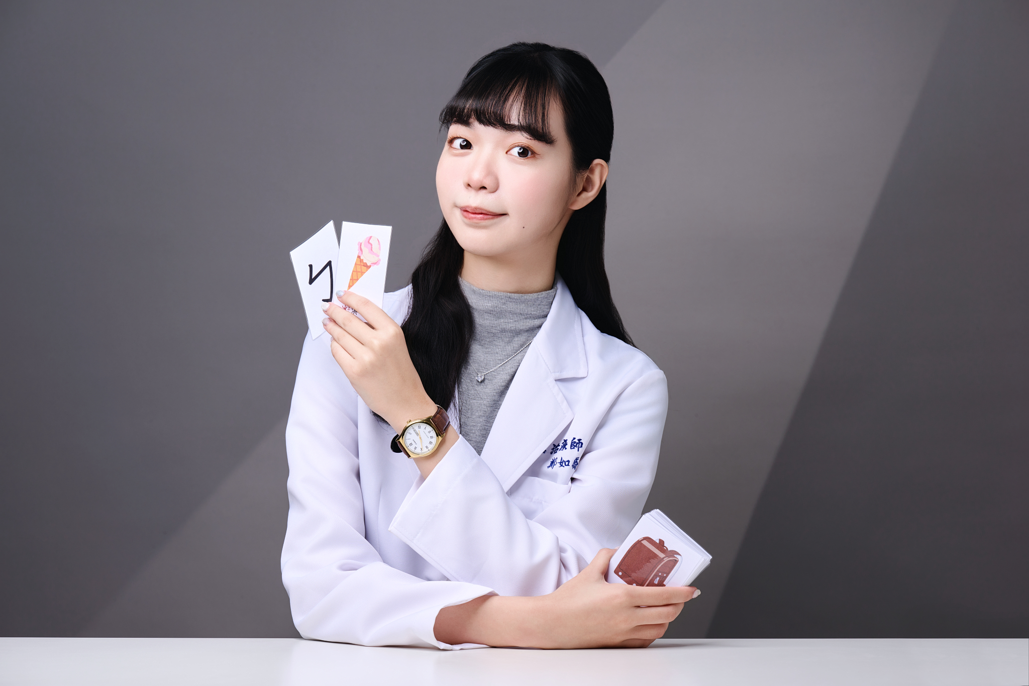 台南語言治療師形象照推薦：治療師展示注音符號與溝通圖卡，透過趣味教材示範專業語言引導過程。適合早期療育介紹、溝通障礙衛教專欄與兒童語言發展評估頁面。