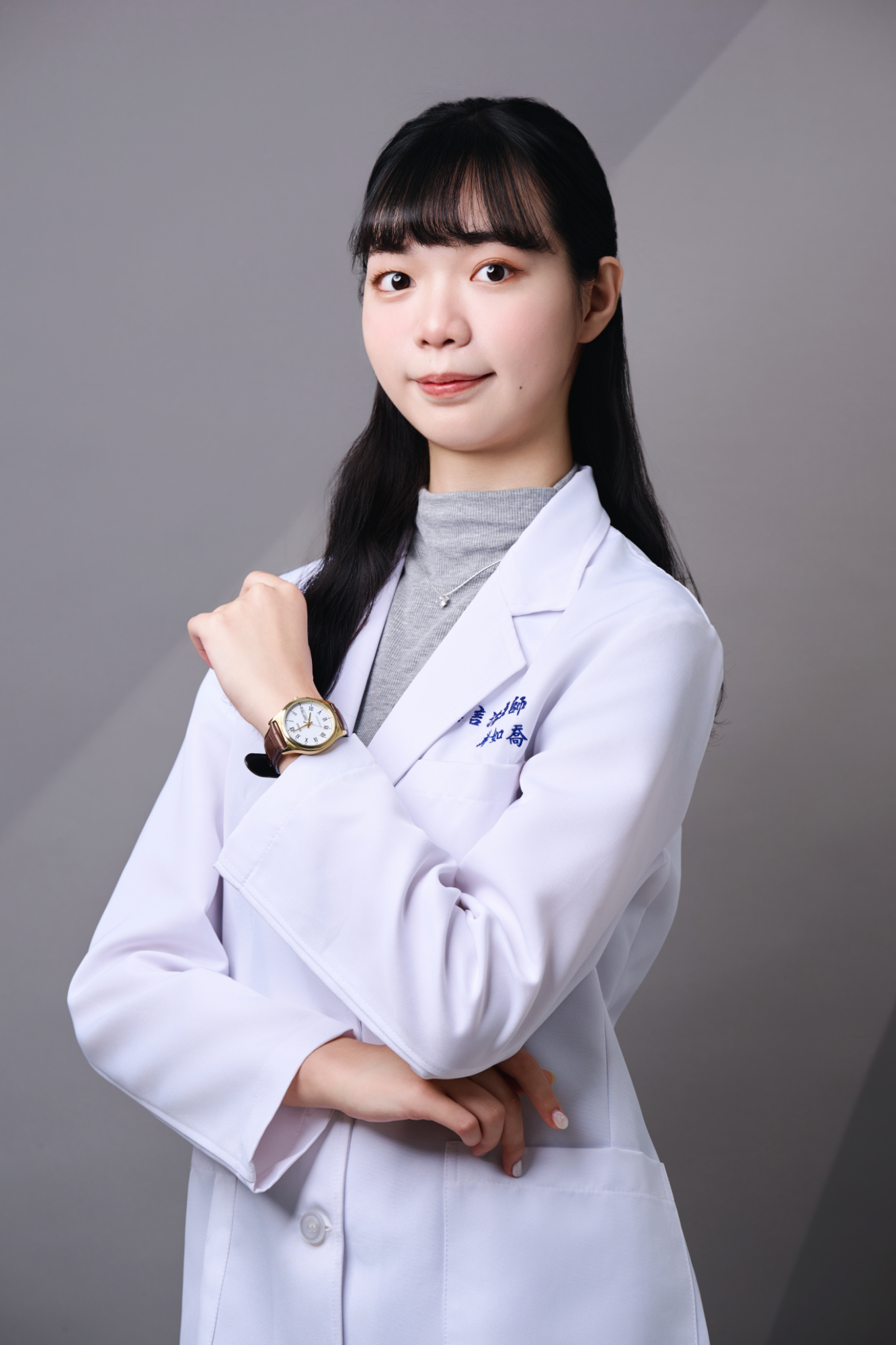 台南語言治療師形象照：治療師以俐落側身姿態展現知性專業感，身著專業白袍，神情專注且溫潤。適合用於診所官網師資介紹、專業醫療講座與個人品牌肖像。