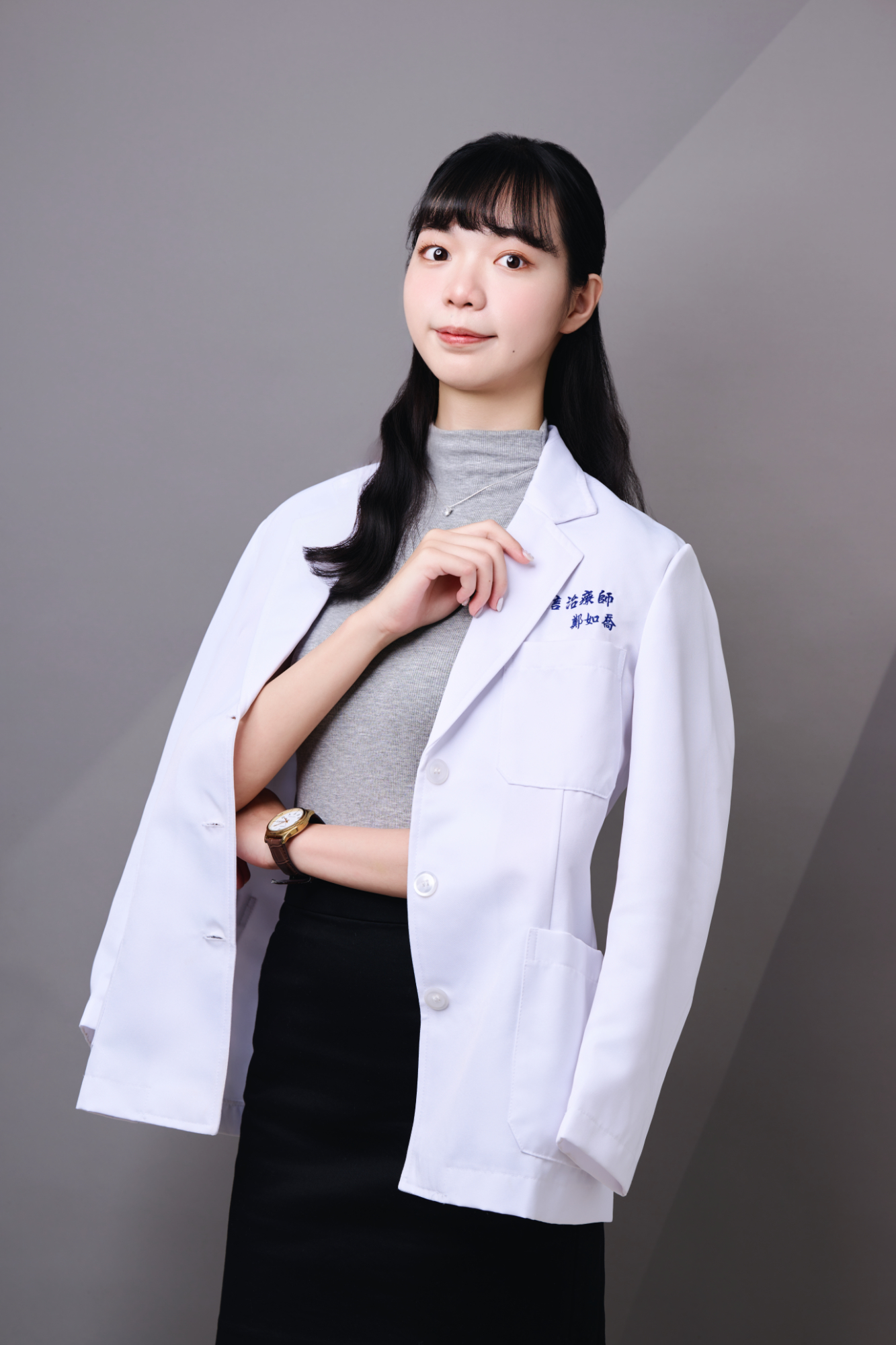 台南語言治療師形象照推薦：專業語言治療師展現自信、俐落且具權威感的職人肖像。披肩白袍設計結合現代知性美學，適合語言治療團隊介紹、個人品牌官網與專業講座視覺。