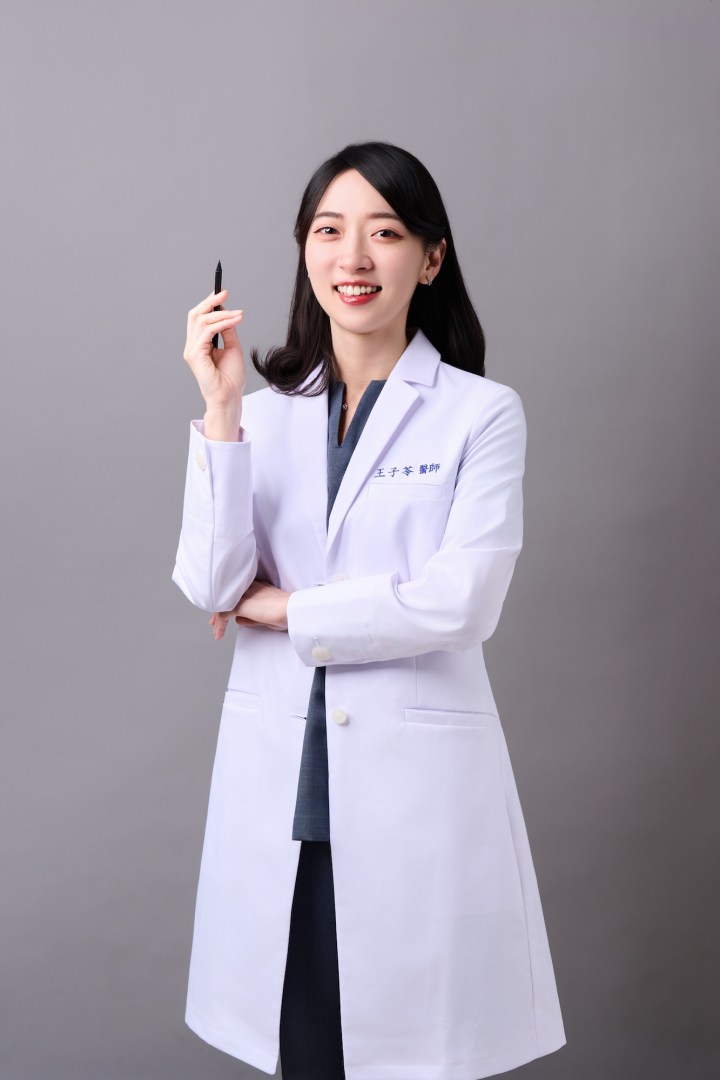 台南女性中醫師形象照推薦：蒔見中醫醫師肖像。醫師手持鉛筆展現知性、嚴謹且溫潤的專業氣質，適合診所團隊介紹、醫師個人品牌與專業專欄頭像。