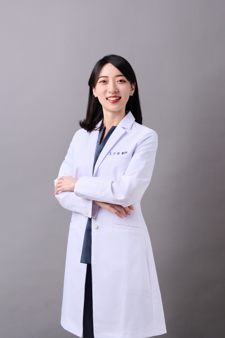 台南形象照推薦：蒔見中醫女性醫師自信抱胸肖像，展現專業、沉穩且具信任感的醫療品牌形象。適合診所官網首頁、團隊介紹與醫療品牌視覺規劃。