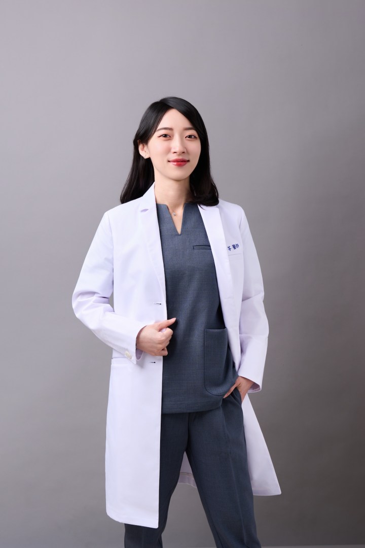台南中醫師形象照推薦：蒔見中醫女性醫師展示現代專業氣場。身穿醫師白袍與刷手服，展現自信、俐落且具權威感的醫療職人肖像。適合診所品牌官網、個人簡介與專業形象宣傳。