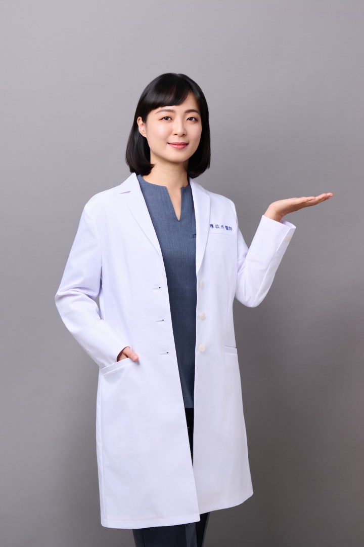 台南形象照推薦：蒔見中醫醫師導引導覽姿勢肖像。展現自信、從容且具服務親和力的專業神韻，適合診所服務介紹區塊、醫療設備展示與品牌導覽頁面。