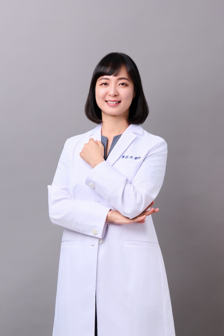 台南中醫師形象照推薦：蒔見中醫醫師展現自信且堅定的專業姿態。透過洗鍊的神韻與白袍細節，詮釋現代醫療職人的權威感。適合診所院長介紹、品牌核心理念展示與個人品牌形象建立。