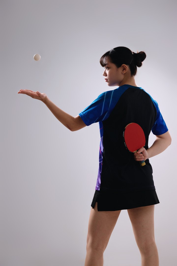 台南桌球教練形象照：教練背影拋球與側臉神韻，展現桌球運動的藝術美感與高度專注力。適合運動品牌視覺、桌球教室形象海報與教練個人實力展示。