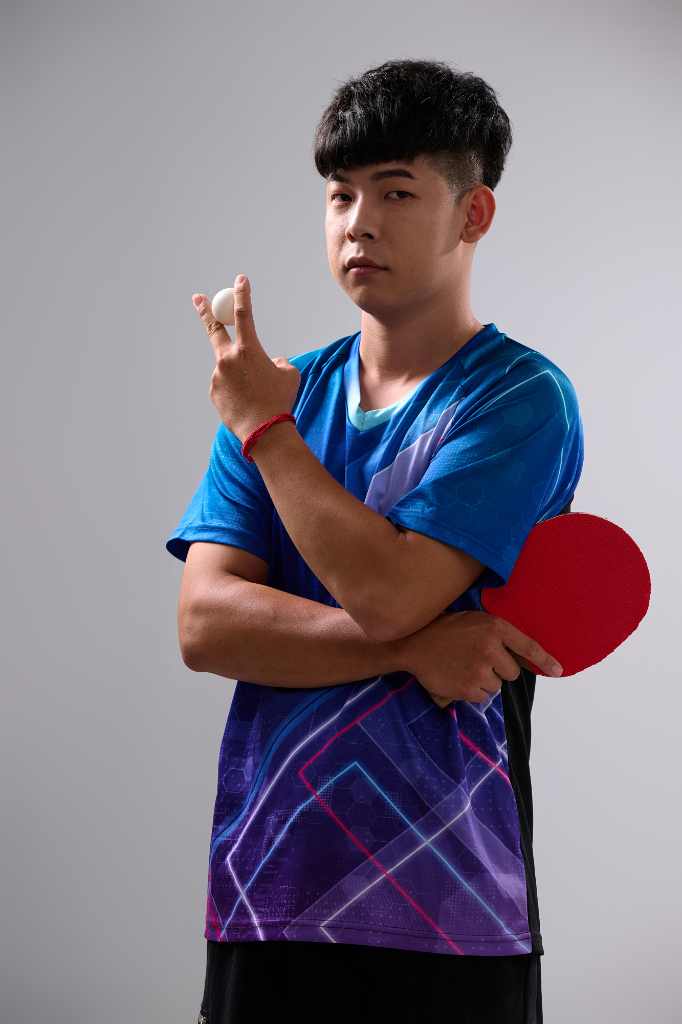 台南形象照推薦：專業桌球教練沉穩自信肖像。教練雙手交疊持球與拍，眼神平視鏡頭展現領導氣場與運動員個人品牌魅力。適合教練團隊介紹、體育學院官網與專業課程宣傳。