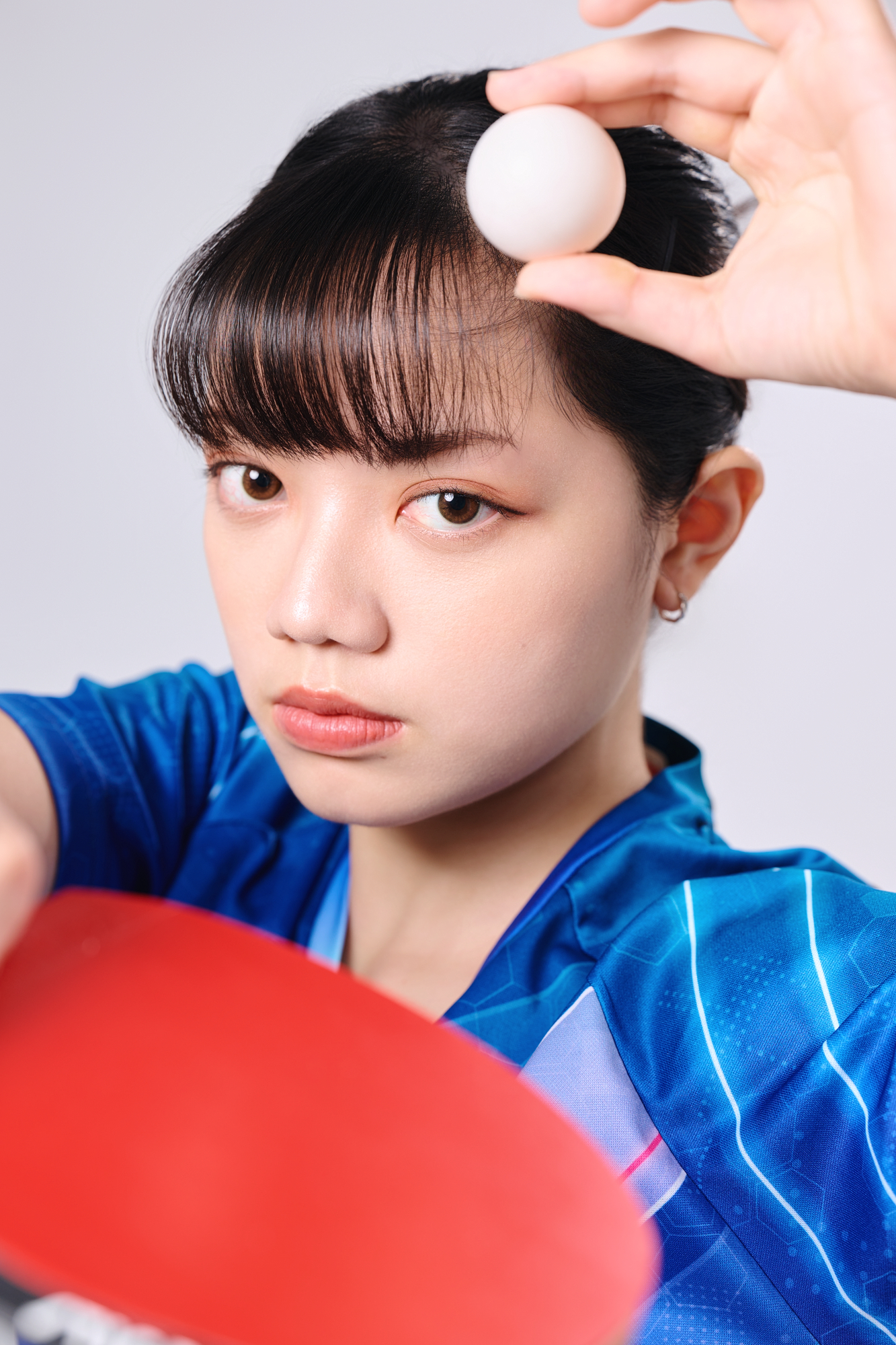 台南形象照推薦：專業桌球教練職人肖像。教練眼神專注對視鏡頭，手持乒乓球與球拍展現強大氣場，適合教練團隊介紹、體育課程行銷與運動品牌視覺規劃。