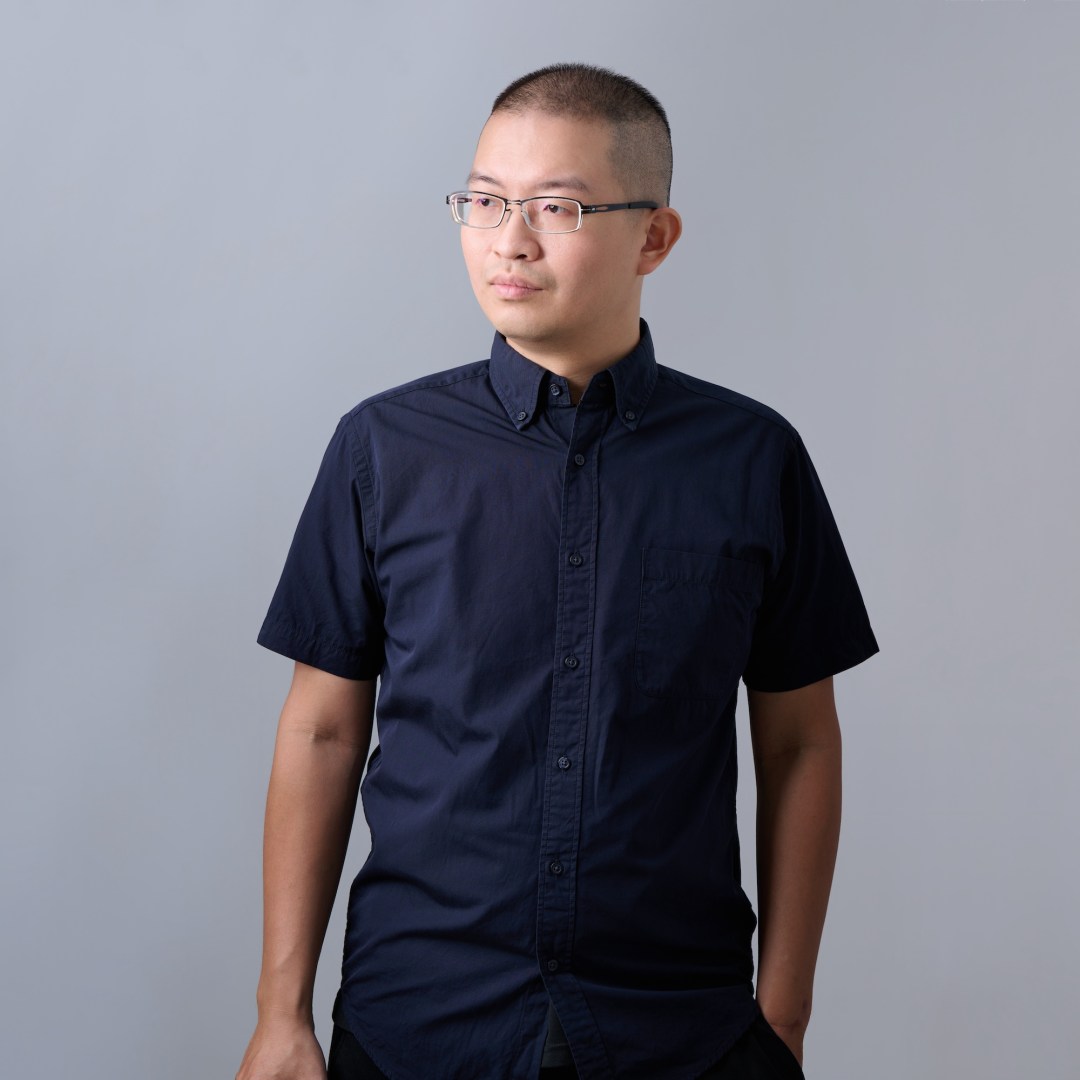 台南形象照推薦：男性職人側面形象攝影。深藍色短袖襯衫搭配精緻打光，展現沉穩專業氣質。適合講師、工程師或個人品牌履歷照。