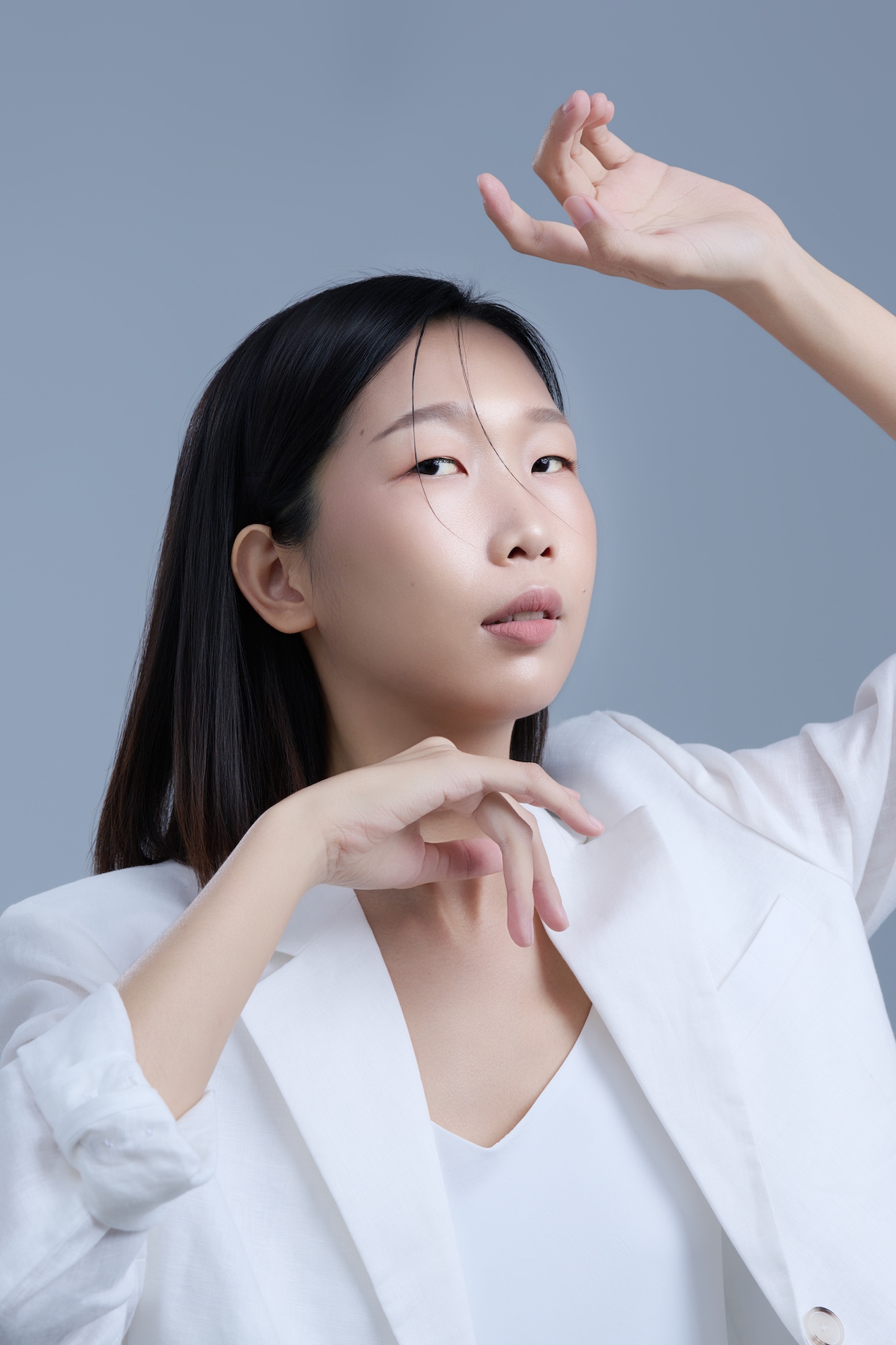 台南形象照推薦：專業造型師形象攝影。模特兒身穿白色西裝外套，搭配具藝術感的肢體語言與清透時尚妝容，展現美學職人的專業自信與獨特審美，適合新秘、造型師個人官網與社群平台。