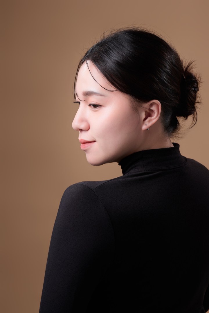 台南形象照推薦：知性風格女性側身肖像。大地色溫暖背景襯托黑色高領質感，展現沉穩、優雅且具親和力的專業形象，適合講師、顧問與個人品牌官網。