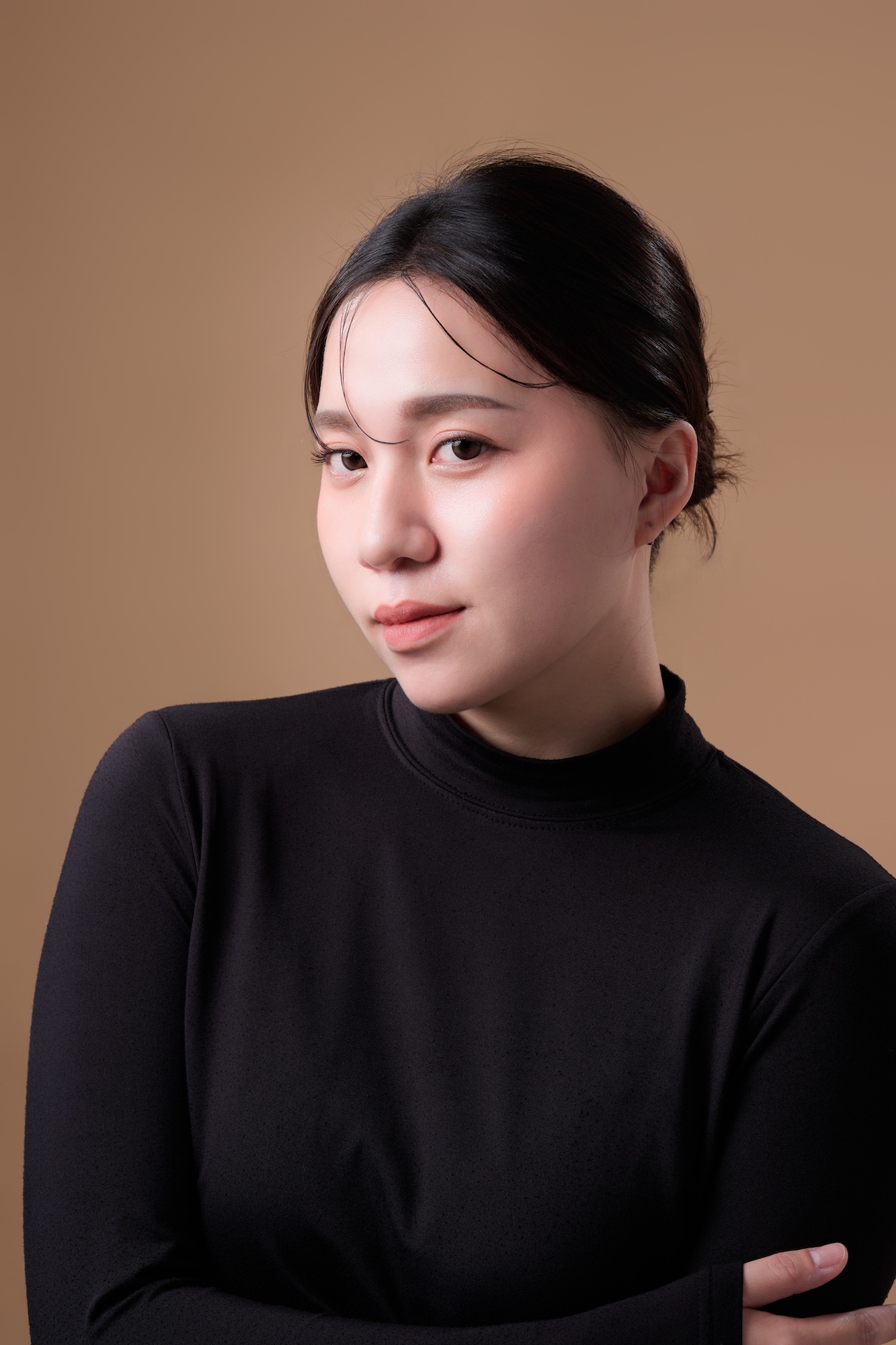 台南形象照推薦：專業女性主管形象攝影。大地色背景搭配黑色高領服裝，展現從容、堅定且自信的職場菁英氣質，適合商務官網、專業履歷與 LinkedIn 檔案。