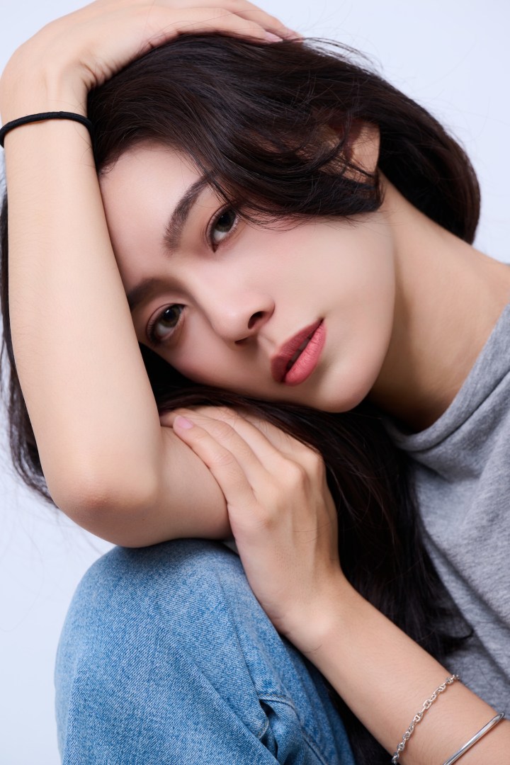 台南形象照推薦：質感女性近距離肖像特寫。捕捉深邃眼神與精緻五官，細膩的光影處理展現清新妝感與肌膚紋理。適合個人品牌形象、藝人頭像及高品質宣傳照。