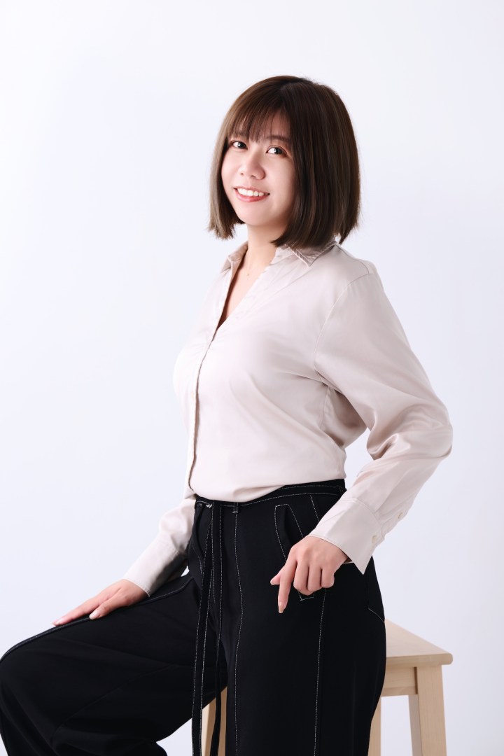 台南形象照推薦：清新風格女性職人全身形象攝影。短髮女性身穿香檳色絲質襯衫與黑長褲，面帶親切微笑坐於高腳凳，展現自信專業與個人魅力，適合個人品牌官網、講師介紹與商務宣傳。