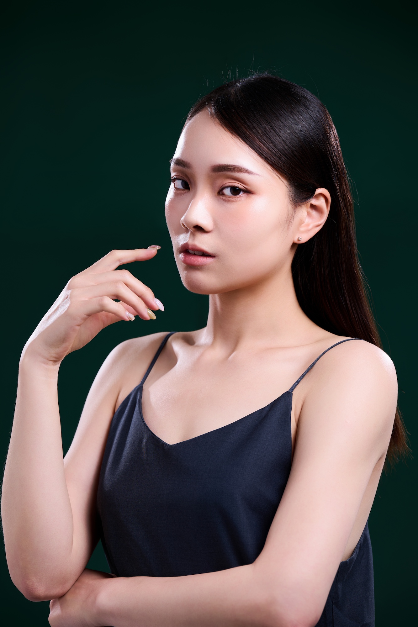 台南商務照｜台南形象照｜台南形象寫真，使用墨綠色背景搭上俐落的光線，讓人物氣質能更顯優雅。