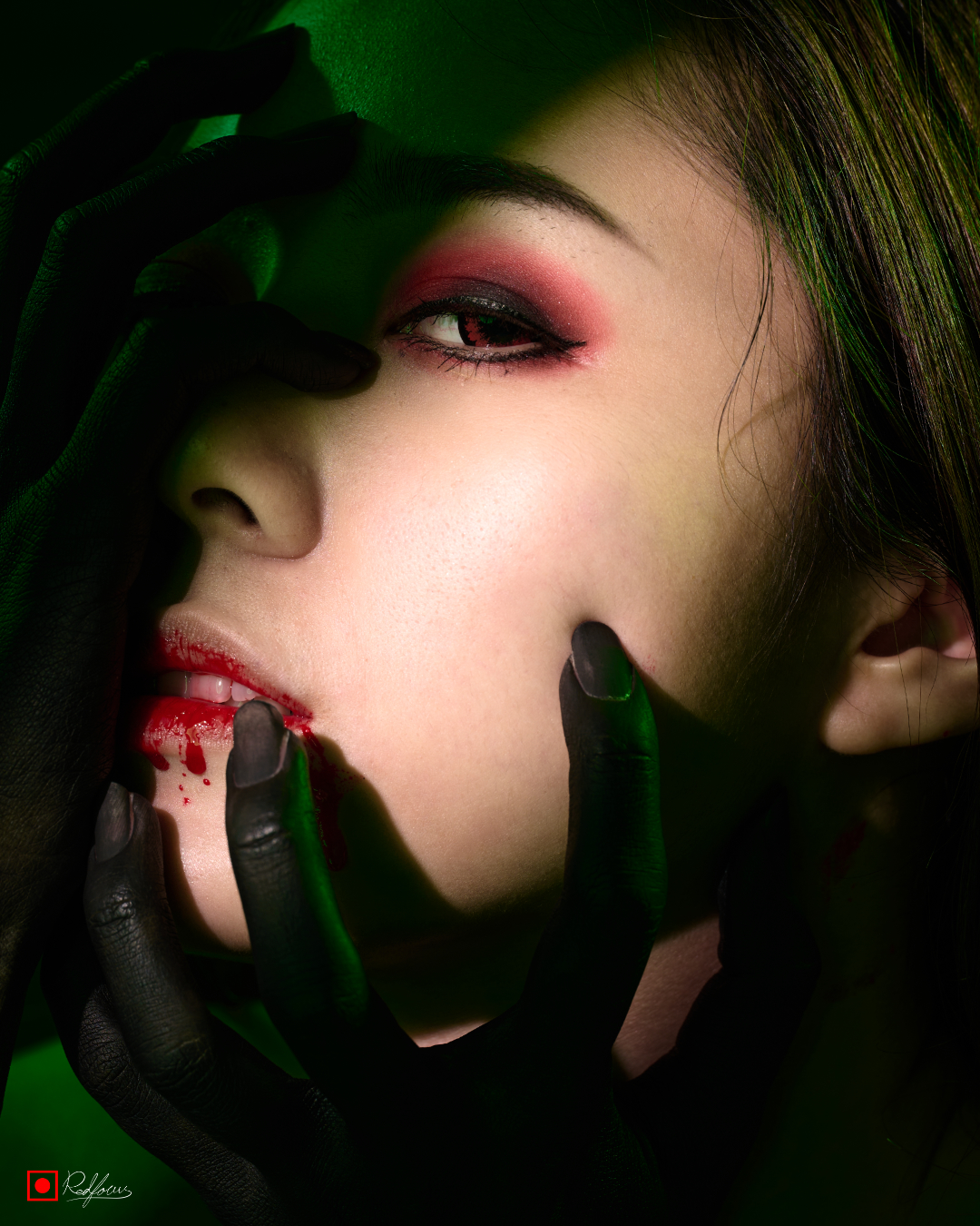 萬聖節創意彩妝寫真拍攝,透過特數顏色的燈與彩妝師的巧手,營造出萬聖節吸血鬼的詭譎又優雅的氛圍